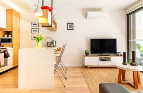 South Melbourne Apartment | Chic Sth Melbourne Apartment with Huge Private Courtyard