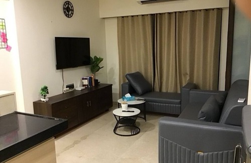 Kurla Apartment | Chic studio in gorgeous Mumbai, close to BKC with WiFi, AC