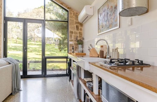 Woodside Apartment | Chic studio in lovely Woodside Adelaide Hills with AC, WiFi, Fireplace and Bath