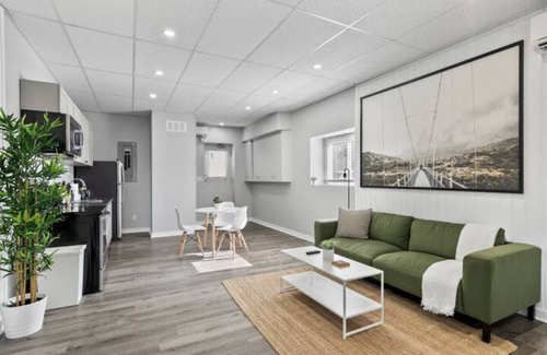 Walkerville Apartment | Chic Studio in Walkerville | 5 Mins to Downtown