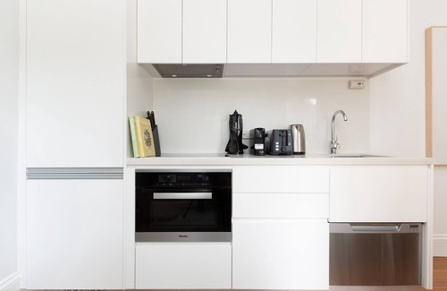 Lewisham Apartment | Chic Studio With Patio 20 min From CBD