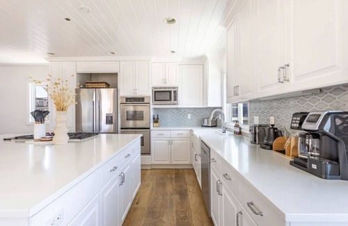 Tree Section House | Chic sunny spacious - ocean views- RESERVING FOR DISPLACED FAMILIES FROM LA FIRE