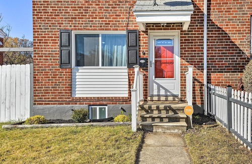Beechfield Apartment | Chic Townhome w/Deck: 6 Mi to Dtwn Baltimore