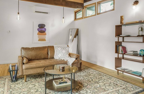 Keizer House | Chic urban cabin with full kitchen & WiFi - just off I-5