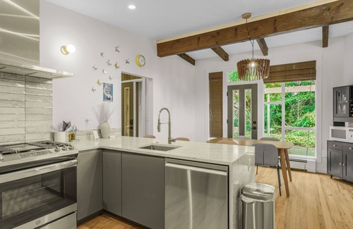Keizer House | Chic urban cabin with full kitchen & WiFi - just off I-5