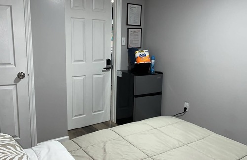 Newark Apartment | Chill and Recharge: Cozy Room F