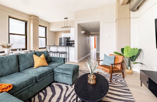 Downtown Cleveland Apartment | CHILL Loft/Progressive/Playhouse/Wolstein/1 CAR FREE Parking.