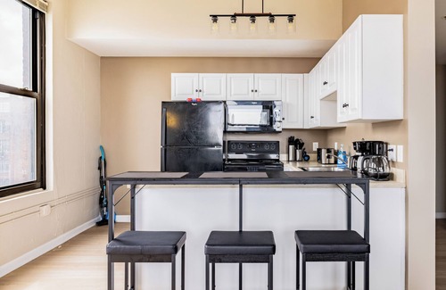 Downtown Cleveland Apartment | CHILL Loft/Progressive/Playhouse/Wolstein/1 CAR FREE Parking.