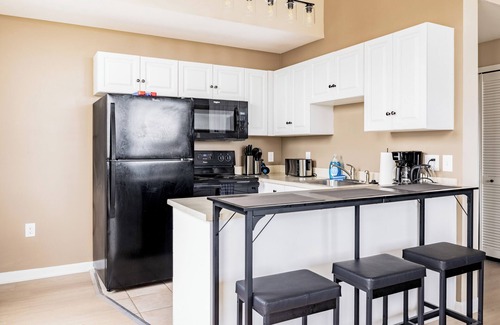 Downtown Cleveland Apartment | CHILL Loft/Progressive/Playhouse/Wolstein/1 CAR FREE Parking.