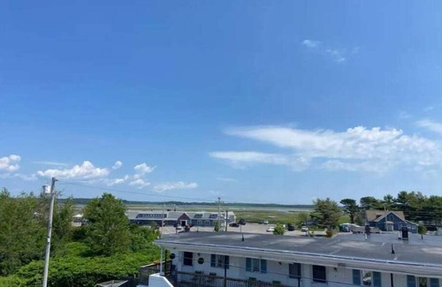 Scarborough Condo | Chill on the rooftop! Across from the beach!