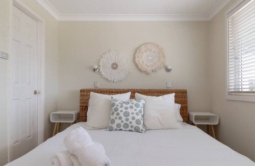 Mona Vale House | Choose your Beach from this Resort Style Getaway