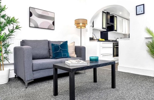 Stoke-on-Trent House | Chorlton House Summar