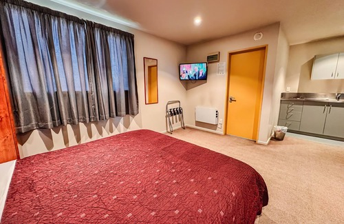 Christchurch City Centre Cabin | Christchurch City Centre Deluxe Unit with Full Kitchen