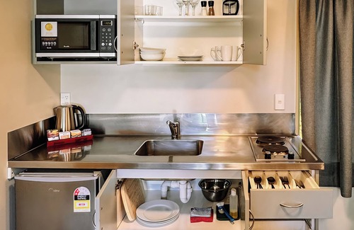 Christchurch City Centre Cabin | Christchurch City Centre Deluxe Unit with Full Kitchen