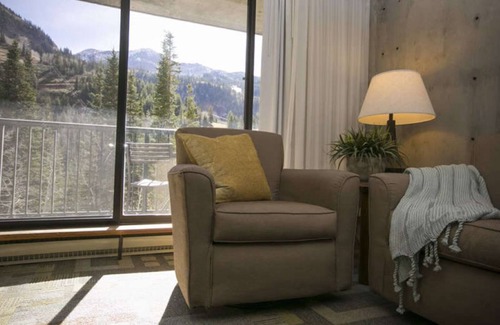 Salt Lake Mountain Resorts Hotel | Christmas at Snowbird! nIron Blosam-unit1120