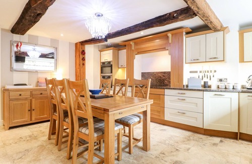 Alfreton Cottage | CHRISTMAS COTTAGE, family friendly, with open fire in Shirland