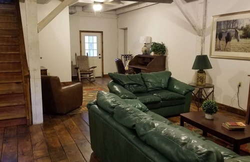 Jeffersonville Apartment | Circa 1900 Renovated Carriage House with private yard