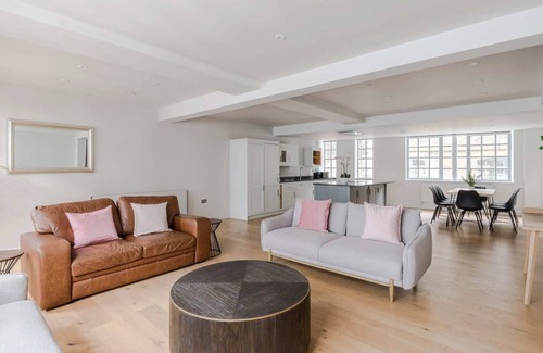 Clerkenwell Apartment | Circus of Colour - Farringdon - by Frankie Says
