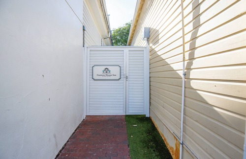 Historic Seaport Apartment | Citrus Queen at Custom House Inn | Ideal Location On Duval!