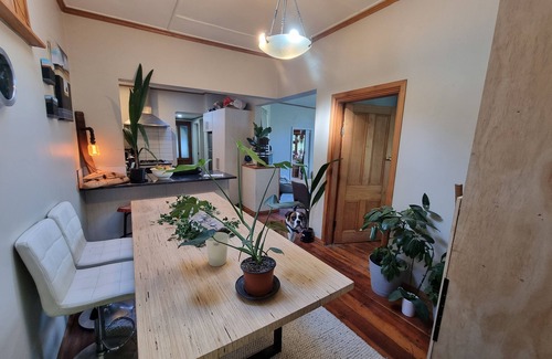 Wellington Cottage | City Bush Escape. Central location but very private.