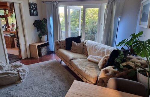 Wellington Cottage | City Bush Escape. Central location but very private.