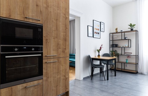 Palmovka Apartment | City Buzz Apartment - O2 Arena - Sleeps 6