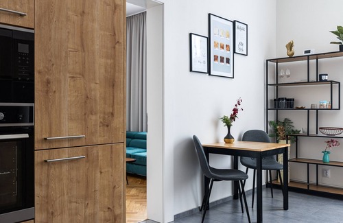 Palmovka Apartment | City Buzz Apartment - O2 Arena - Sleeps 6