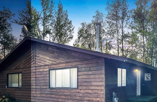 Wasilla House | CITY CENTER: 2022 Renovated & Walkable 1/2 Duplex
