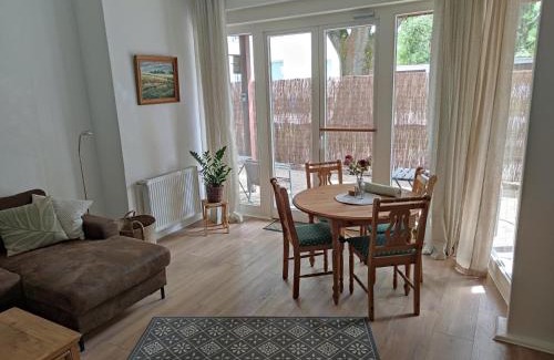 Suedstadt Apartment | City Nest - Große gemütliche Ferienwohnung mit Terrasse, zentral gelegen, für Paare, Familien und Hunde!