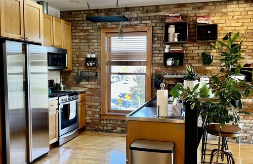 Lansing Apartment | City Treehouse Loft & Balcony - Old Town Lansing