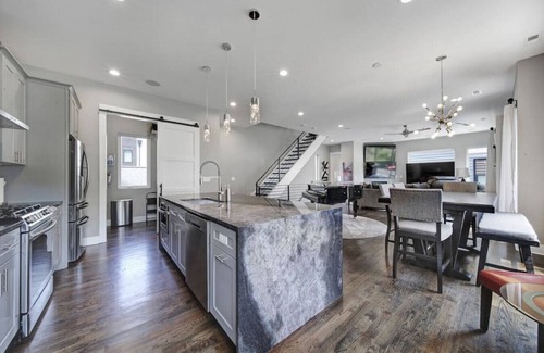 Third Ward House | City Views, Rooftop Hot Tub, Golf Sim, Walk to Stadiums