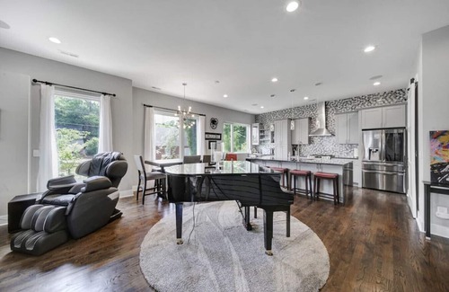 Third Ward House | City Views, Rooftop Hot Tub, Golf Sim, Walk to Stadiums