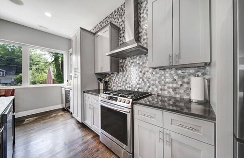 Third Ward House | City Views, Rooftop Hot Tub, Golf Sim, Walk to Stadiums