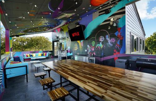 Downtown San Antonio House | City Views Rooftop Karaoke, Pool, Hot Tub, Games