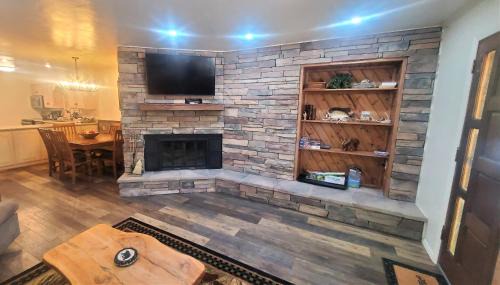 Red River House | Claim Jumper Townhouse 07 - On the River - Across from the Fishing Ponds - WiFi - Cable - Near Ski Area - Wood Burning Fireplace