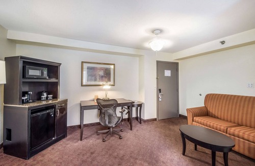 Clearwater Hotel | Clarion Inn & Suites Central Clearwater Beach