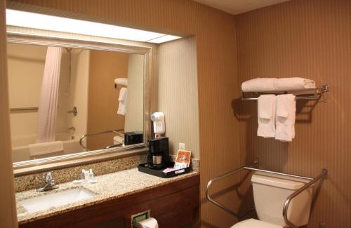 Cortland Hotel | Clarion Inn & Suites Cortland - University Area
