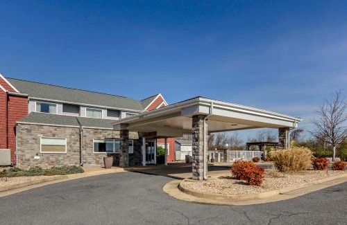 Staunton Hotel | Clarion Pointe Staunton East