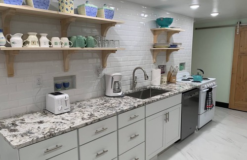 Cheyenne Apartment | Classic Charm B with Central AC, High Speed WiFi, Full Size Washer Dryer