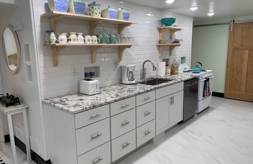 Cheyenne Apartment | Classic Charm B with Central AC, High Speed WiFi, Full Size Washer Dryer