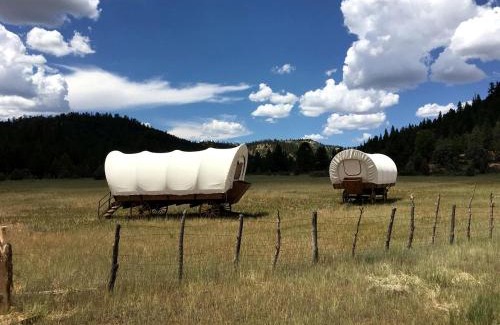 Alton House | Classic Conestoga Wagon Ideal for a Glamping Getaway near Bryce Canyon, Utah