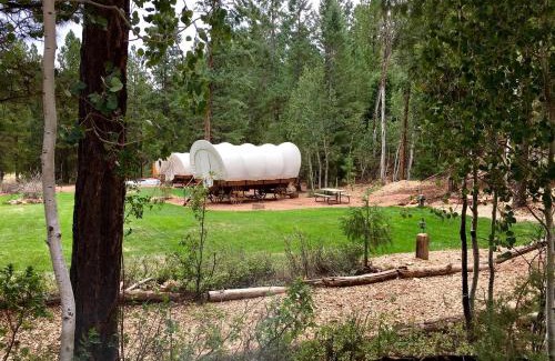 Alton House | Classic Conestoga Wagon Ideal for a Glamping Getaway near Bryce Canyon, Utah