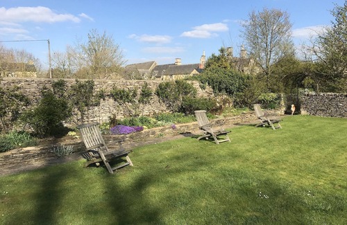Lechlade House | Classic Cotswold Home in Little Faringdon nr Burford dog friendly