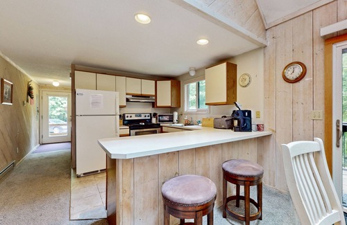 West Dover Cabin | Classic, dog-friendly cabin in the woods w/private deck