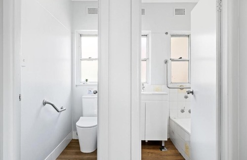 Narwee House | Classic Double Room - Centrally Located at Narwee - Shared Bathroom