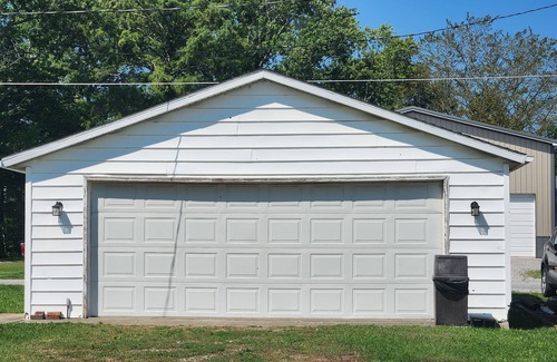 Pinckneyville House | Classic home built in 1931, all the woodworking is original. Check out this gem!