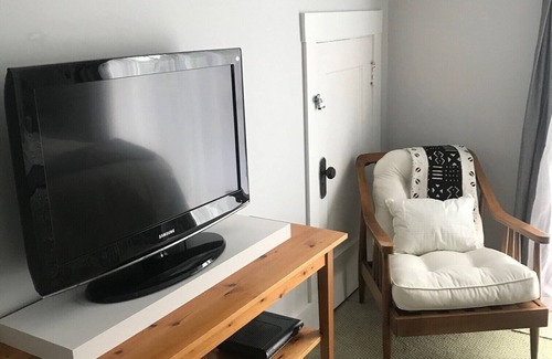 Kitsilano House | Classic Kitisilano two-room studio suite