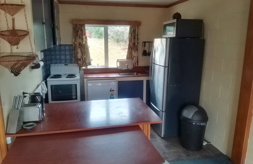 Lake Hawea House | Classic Kiwi Crib, 100m walk to the lake with room for the whole family.