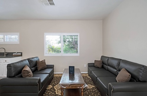 Mid-Wilshire Apartment | Classic LA Miracle Mile Apartment