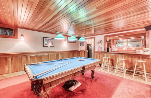 Lincoln House | Classic log cabin near skiing on pond with mountain views & deck - dog-friendly